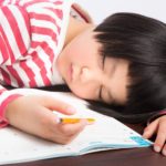 宿題がんばる小学生!親は消しカスにご執心??解決策は秘密道具!?