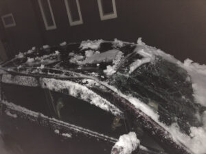 落雪で車にへこみが？！保険で直せるの？？それとも廃車…